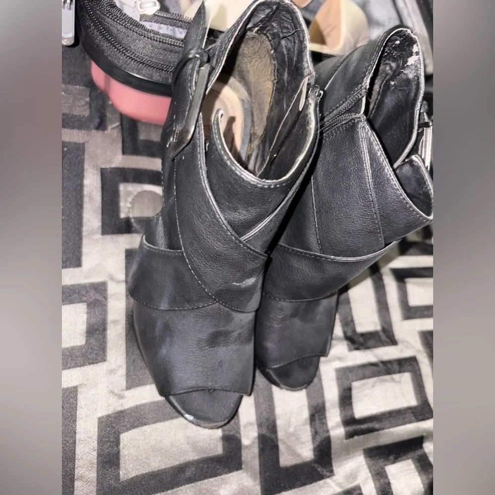 Heels - Picture 2 of 3